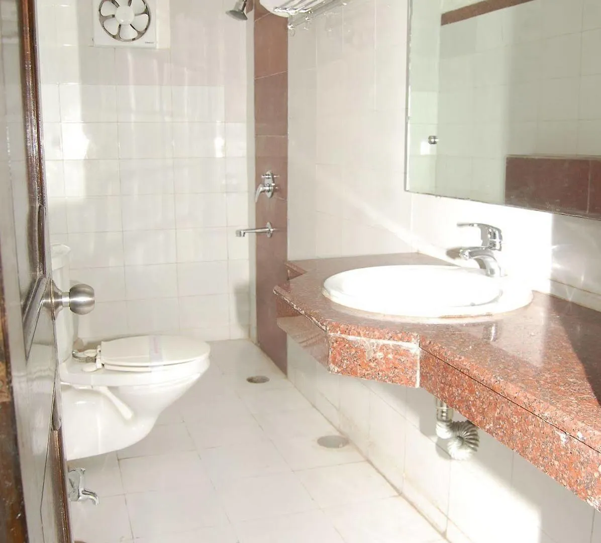 **  Oyo 11647 Hotel Metro Agra  India